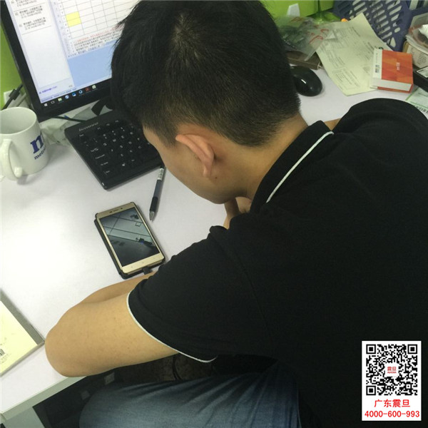 师傅在通过视频和客户一起做测试、检查机器-广东震旦