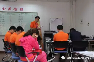 图为机器表演关，队长进行答题，队员认真记录中