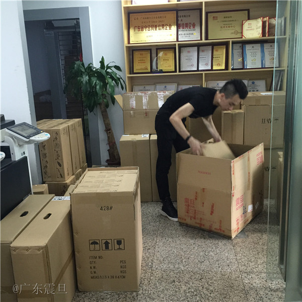 仓库部同事在整理回货的震旦复印机耗材配件-广东震旦