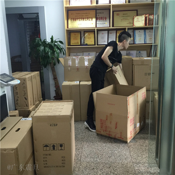 仓库部同事在整理回货的震旦复印机耗材配件-广东震旦